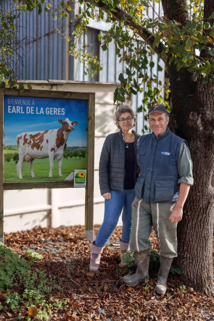 Sylvain et Séverine Lalot posent devant le panneau d’accueil de La Ferme Glacée
